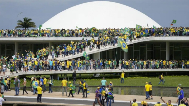 Pendukung mantan Presiden Brasil Jair Bolsonaro menyerbu gedung Kongres, pada hari Minggu, 8 Januari 2023.