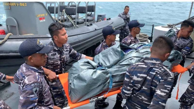 VIVA Militer: Prajurit TNI AL berhasil temukan satu jenazah korban di laut Papua
