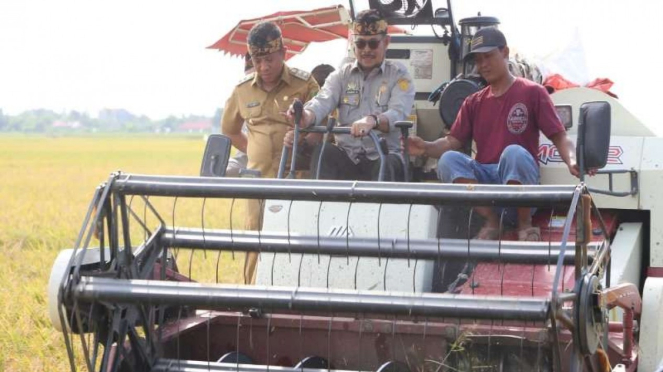 Panen Raya Padi Di Karawang, Mentan: Indonesia Baik-baik Saja