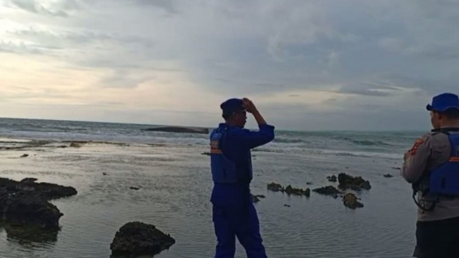 Anggota Polairud mengamati kapal tanpa identitas yang karam di Pantai Garut