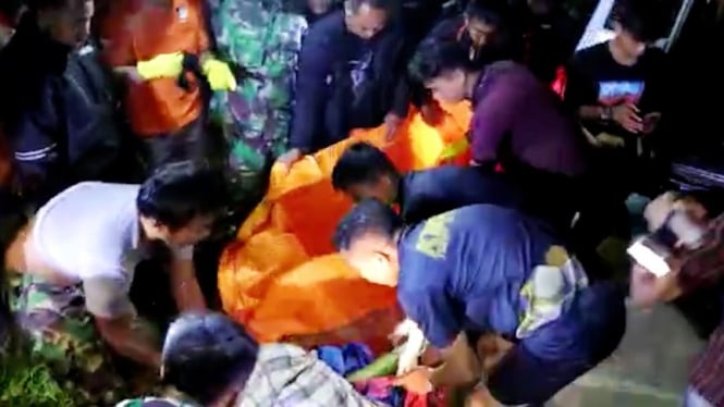 Aparat dibantu warga mengevakuasi jenazah diduga Serda Amiruddin Babinsa Toraja