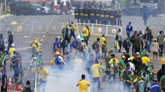 Pendukung mantan Presiden Jair Bolsonaro, bentrok dengan polisi di luar Istana