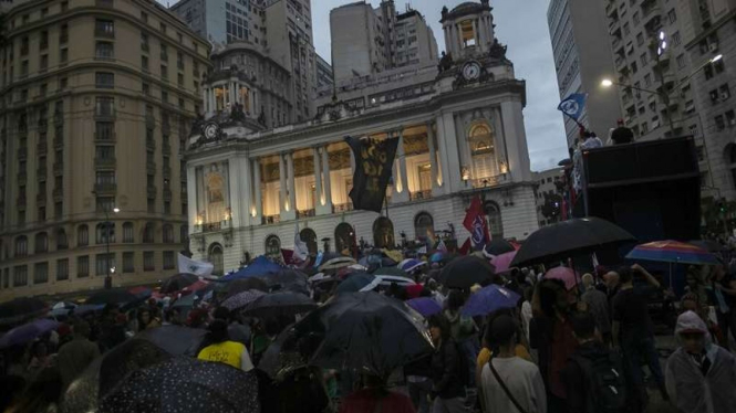 Aksi demonstrasi mendukung demokrasi Brasil di Rio de Janeiro Brasil 