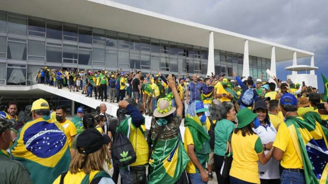 Pendukung  mantan Presiden Jair Bolsonaro menyerbu Istana Presiden Brasil