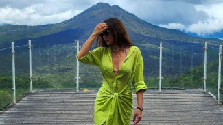 Viral Pose Wulan Guritno, Netizen: Bukan Sembarang Tante