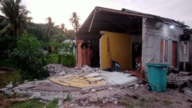 Rumah hancur akibat gempa yang mengguncang Maluku