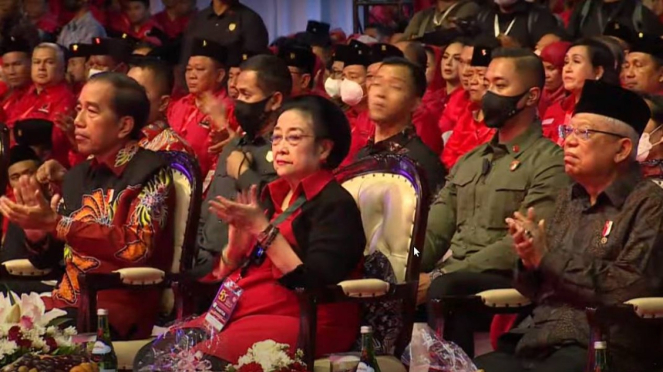 Presiden Jokowi (kiri), Ketum PDIP Megawati Sukarnoputri (tengah) di HUT PDIP.