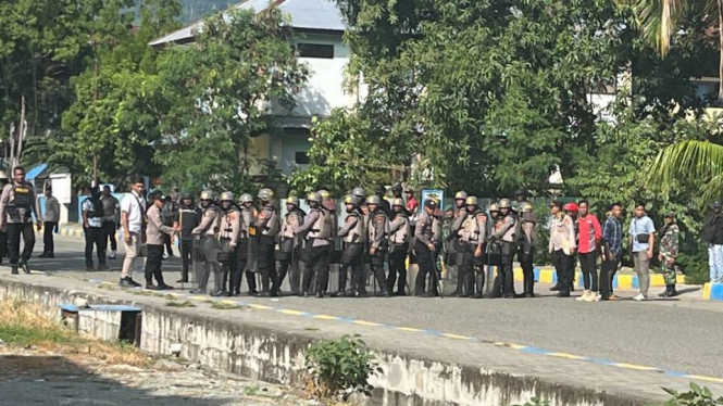 Polisi saat mengamankan jalan masuk ke Bandara Sentani, Jayapura. 