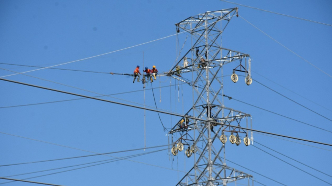 Pembangunan infrastruktur listrik PLN.