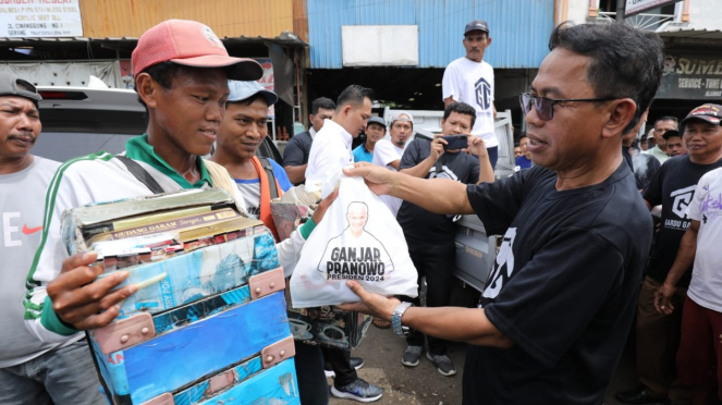 Relawan Gardu Ganjar bagikan ribuan sembako ke Pedagang