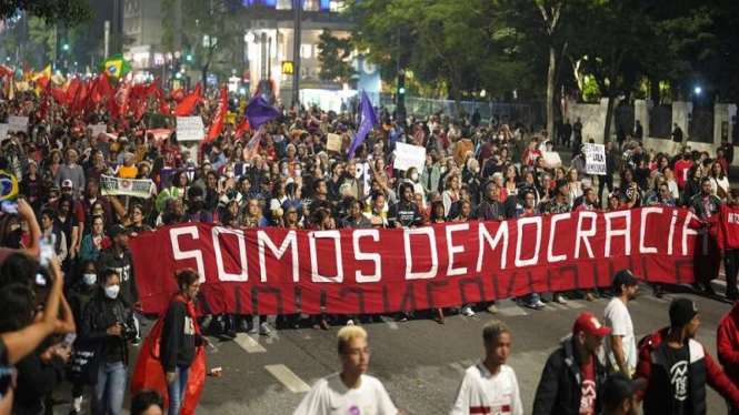 Demonstran Brasil menentang aksi penyerbuan di kantor Presiden Brasil 