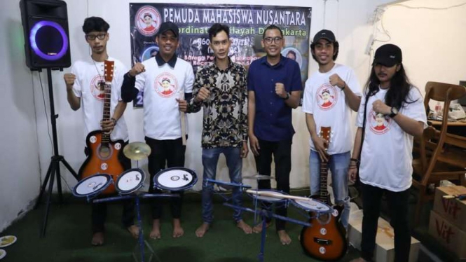 Pemuda Kelurahan di DKI Jakarta diberikan bantuan alat musik