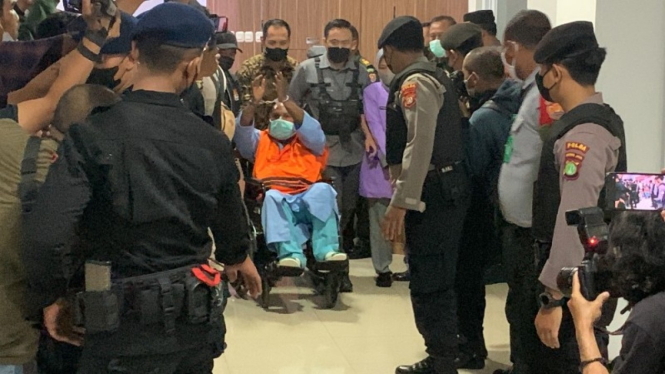 Gubernur Papua Lukas Enembe mengenakan baju tahanan KPK di RSPAD Gatot Subroto.