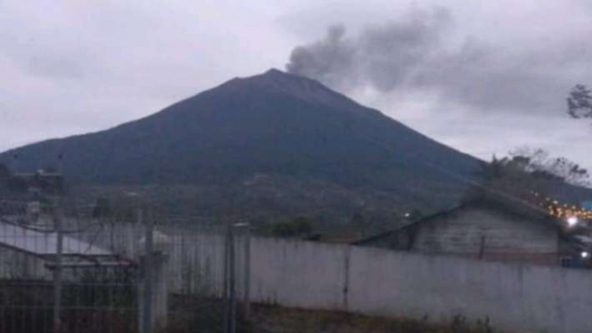 Gunung Kerinci Jambi mengalami erupsi pada Kamis, 12 Januari 2023 pagi.