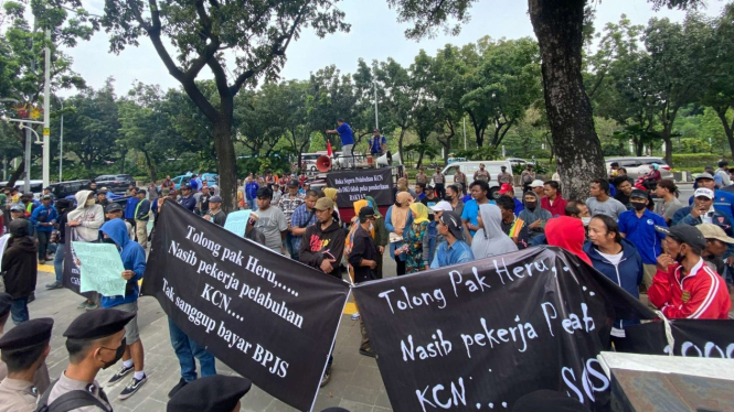 Massa buruh mendatangi Balai Kota DKI menuntut pembukaan kembali pelabuhan KCN.