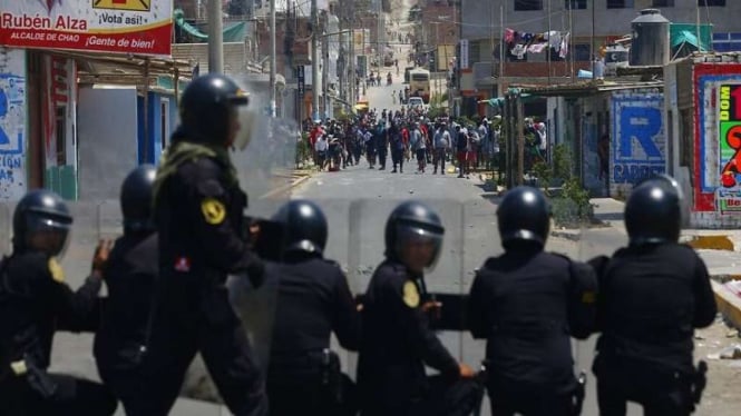 Polisi di Peru mengadang demonstran pendukung mantan Presiden Pedro Castillo