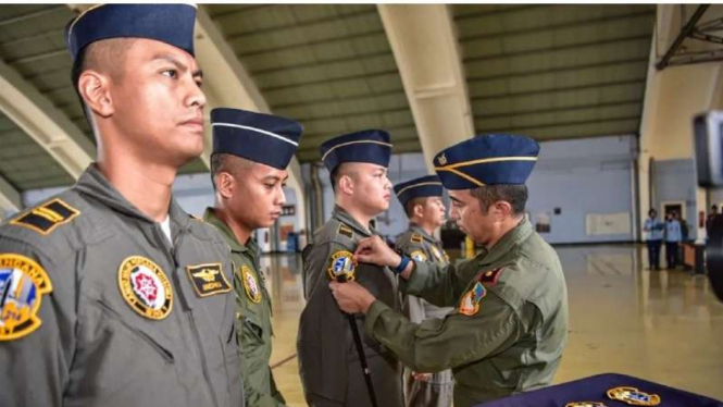 VIVA Militer: Danskadron 17 sematkan Badge Kencana Number ke 3 penerbang TNI AU