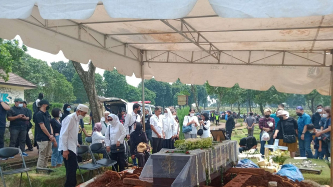 Jenazah Angela korban mutilasi di Bekasi dimakamkan di TPU Kampung Kandang.