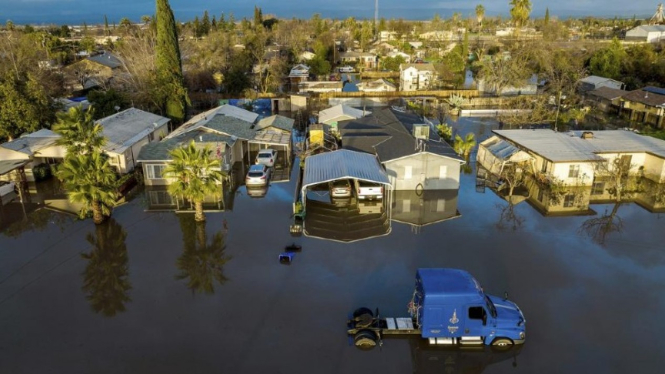 Banjir merendam rumah dan mobil di Planada Merced County, California, Amerika Serikat.