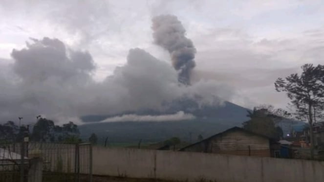 El monte Kerinchi entra en erupción.