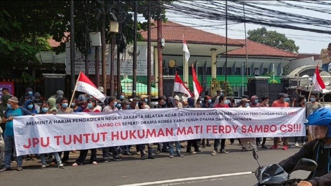 Massa Aliansi Mahasiswa dan Pemuda Peduli Hukum (AMPPUH) Indonesia demo di PN Jaksel.