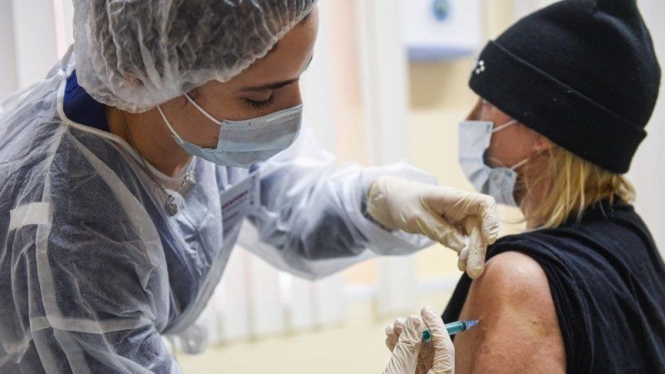 Seorang petugas medis memberikan suntikan vaksin COVID-19, di Moskow, Rusia.