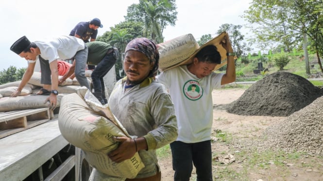 Pendukung Ganjar berikan bantuan berupa material bangunan untuk Ponpes di Sumsel