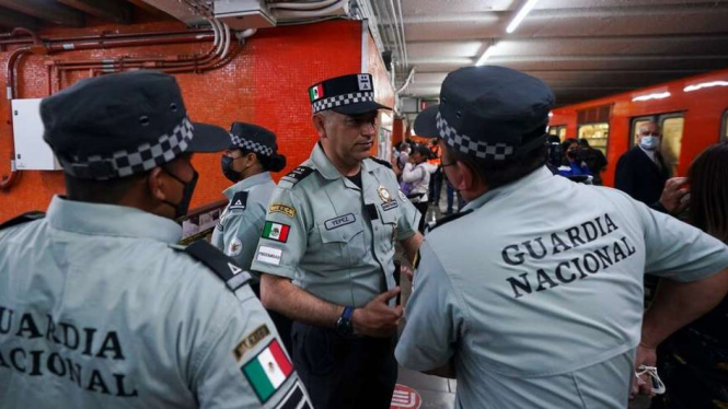 Anggota Garda Nasional Meksiko berjaga di stasiun kereta bawah tanah.