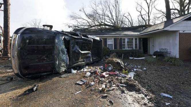 Rumah dan kendaraan porak-poranda diterjang Badai Tornado di Alabama, AS