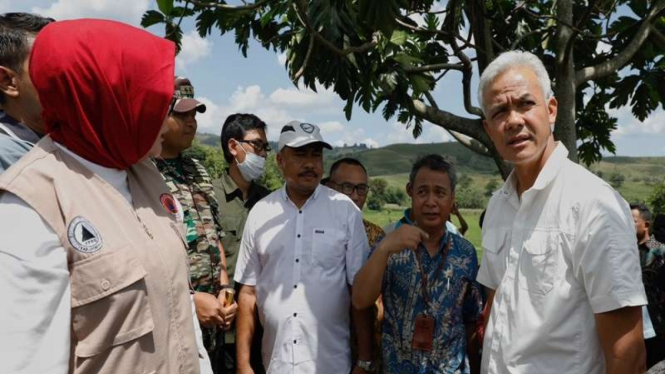 Gubernur Jawa Tengah Ganjar Pranowo (kanan)