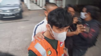 Detik-detik Artis Revaldo Ditangkap di Apartemen, Ponsel Disimpan di Rak Sepatu-Ada Barbuk Klip Bekas Sabu