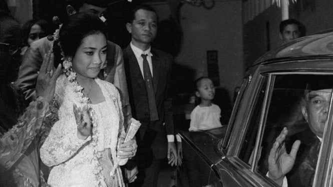 Arsip Foto - Presiden pertama Soekarno melambaikan tangan di dalam mobil.