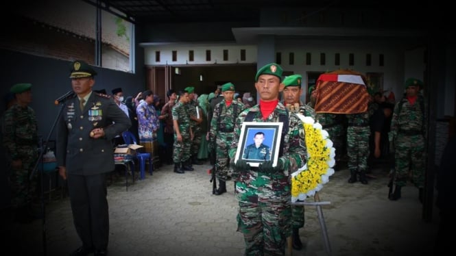 VIVA Militer: Prosesi pemakaman militer Sertu Kuwat