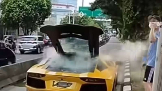 Lamborghini mogok di busway.