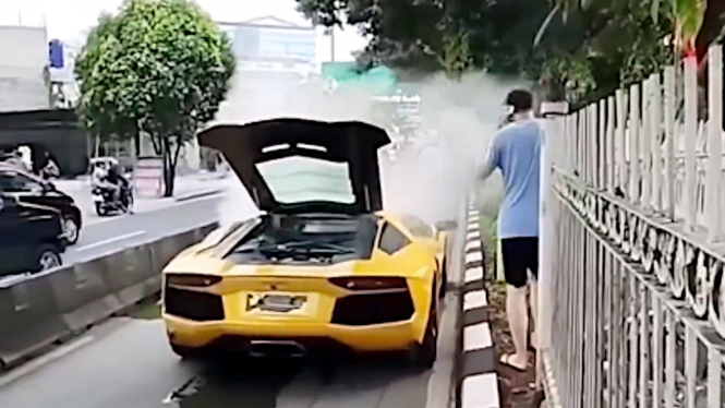 VIVA Otomotif: Lamborghini Aventador terbakar di jalur Busway