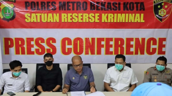 Polres Metro Bekasi Kota menggelar konferensi pers kasus dugaan keracunan.