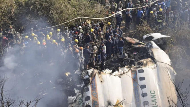 Sebuah pesawat Nepal jatuh di Pokhara, Nepal, menewaskan 68 orang.