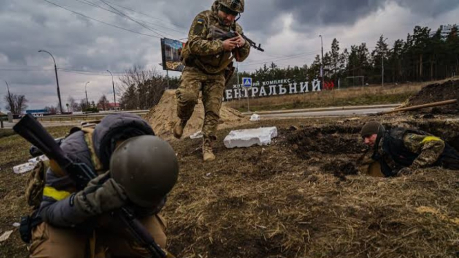 Ukrainian Military Commander Admits Defeat, Troops Withdrawal from Eastern Front