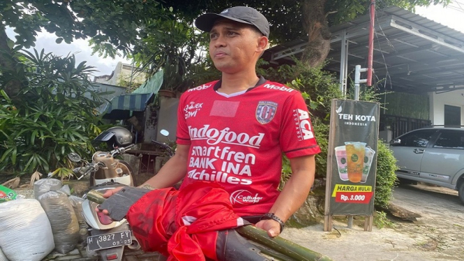 Kapolsek Candisari menunjukkan bendera parpol yang dicabut gerombolan remaja