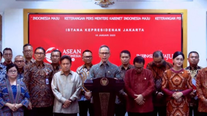 Ketua Dewan Komisioner OJK, Mahendra Siregar saat konferensi pers di Istana Kepresidenan, Jakarta.