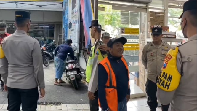 VIVA Otomotif: polisi tertibkan juru parkir minimarket