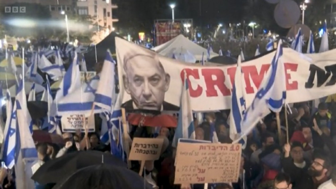Lebih dari 80.000 warga Israel telah melakukan unjuk rasa di Tel Aviv dan menentang rencana pemerintah yang baru untuk merombak peradilan.