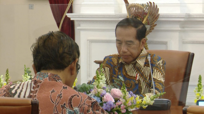 Presiden Jokowi memimpin Rapat terbatas membahas temuan Tim PPHAM di Istana