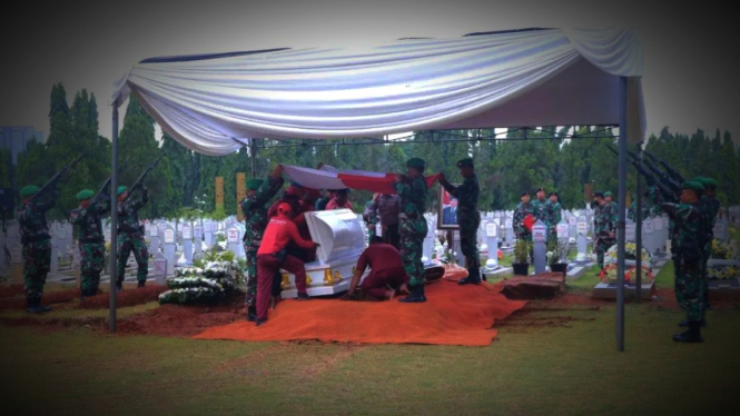 VIVA Militer: Prosesi pemakaman militer almarhum Mayjen TNI Dicky Wainal Usman.