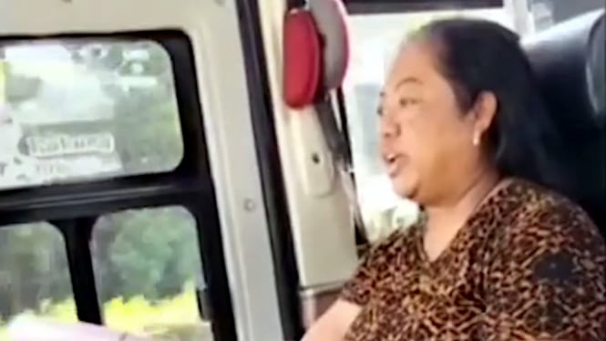 VIVA Otomotif: Sopir bus perempuan Theresia Bekti Rahayu alias Bu Yayuk.