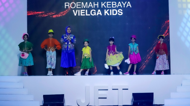 Desain Roemah Kebaya Vielga untuk Kids di Jakarta Fashion Trend 2023