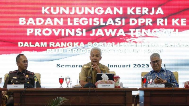 Gubernur Jawa Tengah Ganjar Pranowo (tengah)