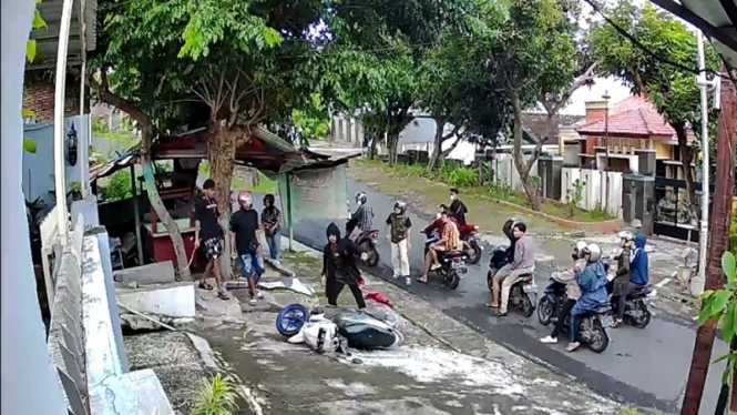 Video gerombolan remaja geng motor di Semarang menyerang rumah warga