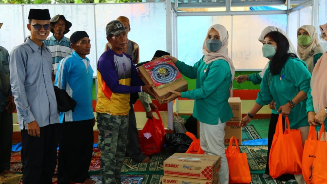 Dharma Wanita Kemnaker menyerahkan bansos kepada korban gempa bumi Cianjur