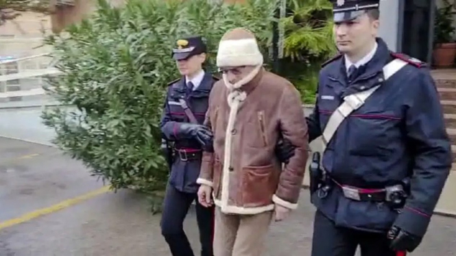 Mafia Italia, Matteo Messina Denaro, ditangkap di luar sebuah klinik swasta di Palermo.